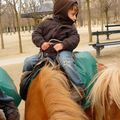 Nathan fait du poney au jardin du Luxembourg