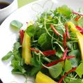 Salade de cresson à la mangue et au piment, sauce citron vert et soja