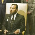 حبس طالب مغربي أخلَّ باحترام الملك و آخر حاول مصافحته
