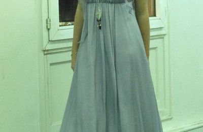 La robe Joséphine, en mouseline de soie gris