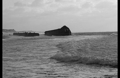 Hossegor : the old stone and the sea / la vieille pierre et la mer