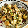 DUO DE CHOU-FLEUR, POMMES DE TERRE GRENAiLLE & CHAMPiGNONS SUR LiT DE CRÈME DE PARMESAN