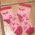 Chaussettes roses fleurs et cerises taille 16/18 (correspond à 6/12 mois)