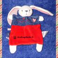 Doudou lapin plat, bleu rouge, Mots d'enfants, tout petit bisou, www.doudoupeluche.fr