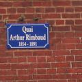 Sur la brique rouge est nommé le quai Rimbaud,