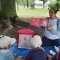 Des livres jeunesse dans les parcs et jardins de Valenciennes pour l'opération Partir en livre
