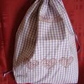 Sac adulte en vichy parme et broderie suisse.