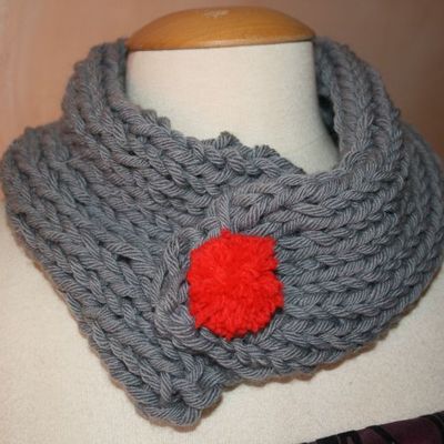 snood gris et pompon rouge