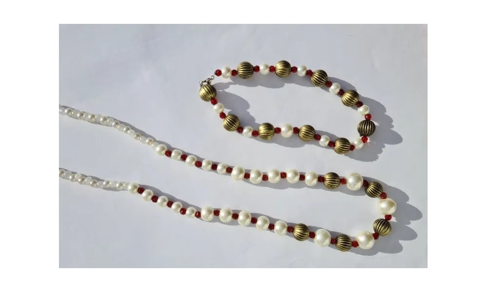 Collier et bracelet de perles blanches, dorées et Swarovski rouges grenat