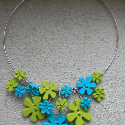 Plastron fleuri turquoise et anis