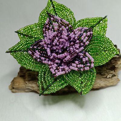 Fleur rose et violet en perles