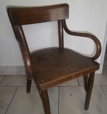 Un véritable petit fauteuil Baumann Modèle 389F qui n'est pas sans rappeler le fauteuil Thonet...