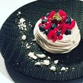 Pavlova aux fruits rouges, chantilly légère vanille-mascarpone