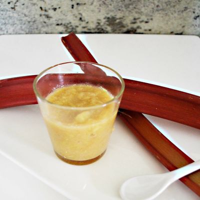 Le bonheur des fruits de saison: Compote à la rhubarbe!