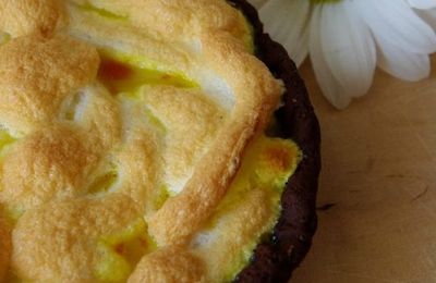 Tartelettes meringuées, crème fondante à la mandarine, pâte au cacao
