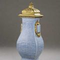 Vase forme balustre quadrangulaire en porcelaine bleu