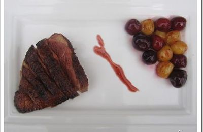 Magret de canard rôti au barbecue, poêlé de cerises au balsamique