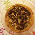 Tarte à la tomate confite, au pistou, aux pignons et au confit d'oignon