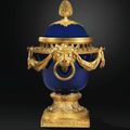Vase pot-pourri en porcelaine de Sèvres bleu nouveau et bronze doré d'époque Louis XVI, vers 1770, attribué au marchand-mercier 