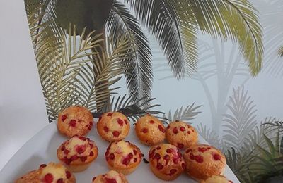 Petits gâteaux aux groseilles du jardin et à la crème fraîche
