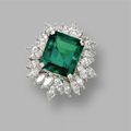 Columbian emerald and marquise-shaped diamonds ring