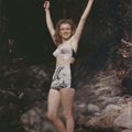 Printemps/Été 1945, Californie - Norma Jeane en maillot de bain par Conover