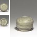 A very rare yueyao large circular box and cover. Five dynasties period (907-960) 