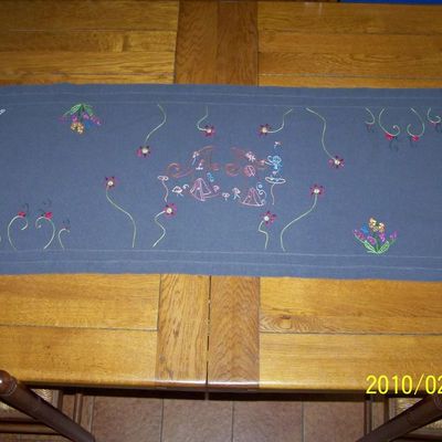 Chemin de table gris