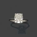 Bague en jonc plat sertie d'un beau diamant de taille coussin pesant 4,02 cts