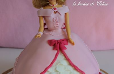 Gateau poupéé Gateau barbie blonde { pâte à sucre }