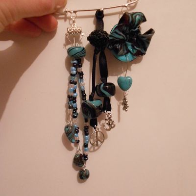 Broche Turquoise et noire Fimo 