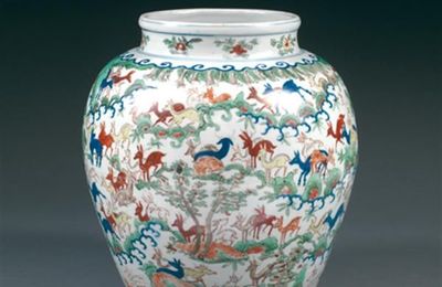 Jarre en porcelaine blanche à décor en émaux Wucai, des "Mille daims". Chine, période Ming, marque et époque Wanli (1573-1619). 