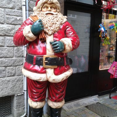 Le père Noël est arrivé à la boutique Chant de Merle.....