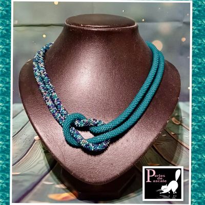 Collier, spirale au crochet, en deux tons et entrelacé.