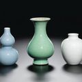 Trois petits vases en porcelaine monochrome. Chine, dynastie Qing, XVIIIe  siècle 