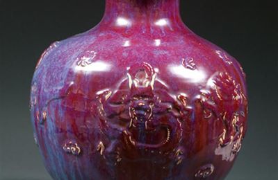 Importante jarre de forme balustre, en porcelaine  et émaux flammés sang-de-bœuf sur fond bleu.  Chine, XIXe siècle.