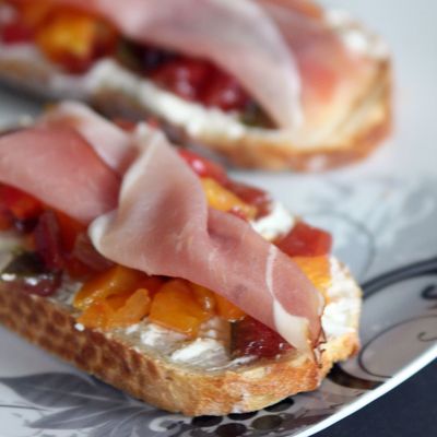 Tartine chèvre frais, tomates et jambon cru