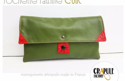 Pochette cuir de Créateur à rabat - portefeuille cuir vert et cuir rouge joli duo artisanal made in France