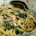 Un plat simple et sain pour lendemain de fêtes et une seule casserole ! SPAGHETTI AU CHOU KALE, CITRON, AIL & PIMENT D'ESPELETTE