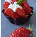 Corolles de chocolat, chantilly et fraises