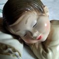 SUJET ANCIEN ENFANT ENDORMI EN PLATRE POLYCHROME 