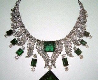 Collier d'émeraudes et diamants ayant appartenu à la famille impériale d'Iran