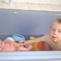Ilyana et Fabian prennent le bain