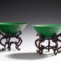 CHINE. Paire de bols évasés à fond monochrome vert. Periode Kangxi (1662-1722). 