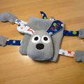 Doudou plat chien gris bleu blanc personnalisé