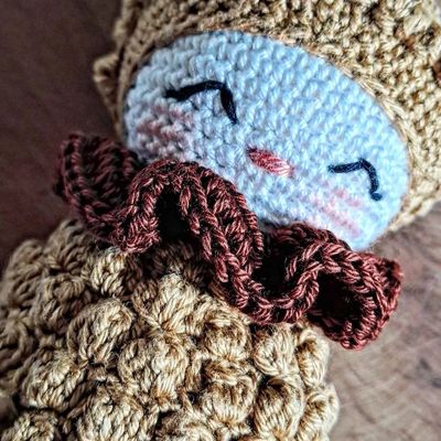 - UNE POMME DE PIN -