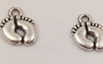 Breloque (charm) : petits pieds de bébé