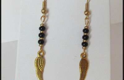[BO103] Boucles d'oreilles breloques plumes dorées et perles noires et dorée (D)