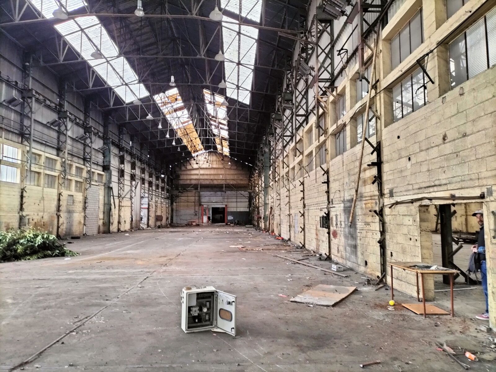 Nevers, usine fermée, seul (58)