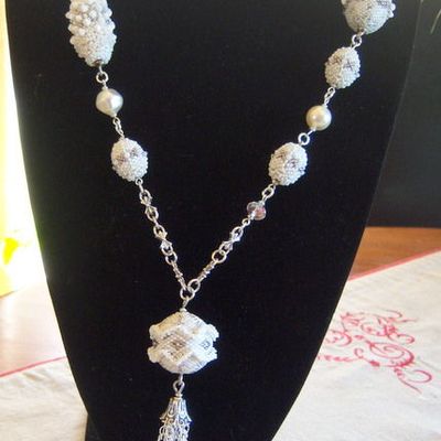 sautoir blanc et argent + b.o